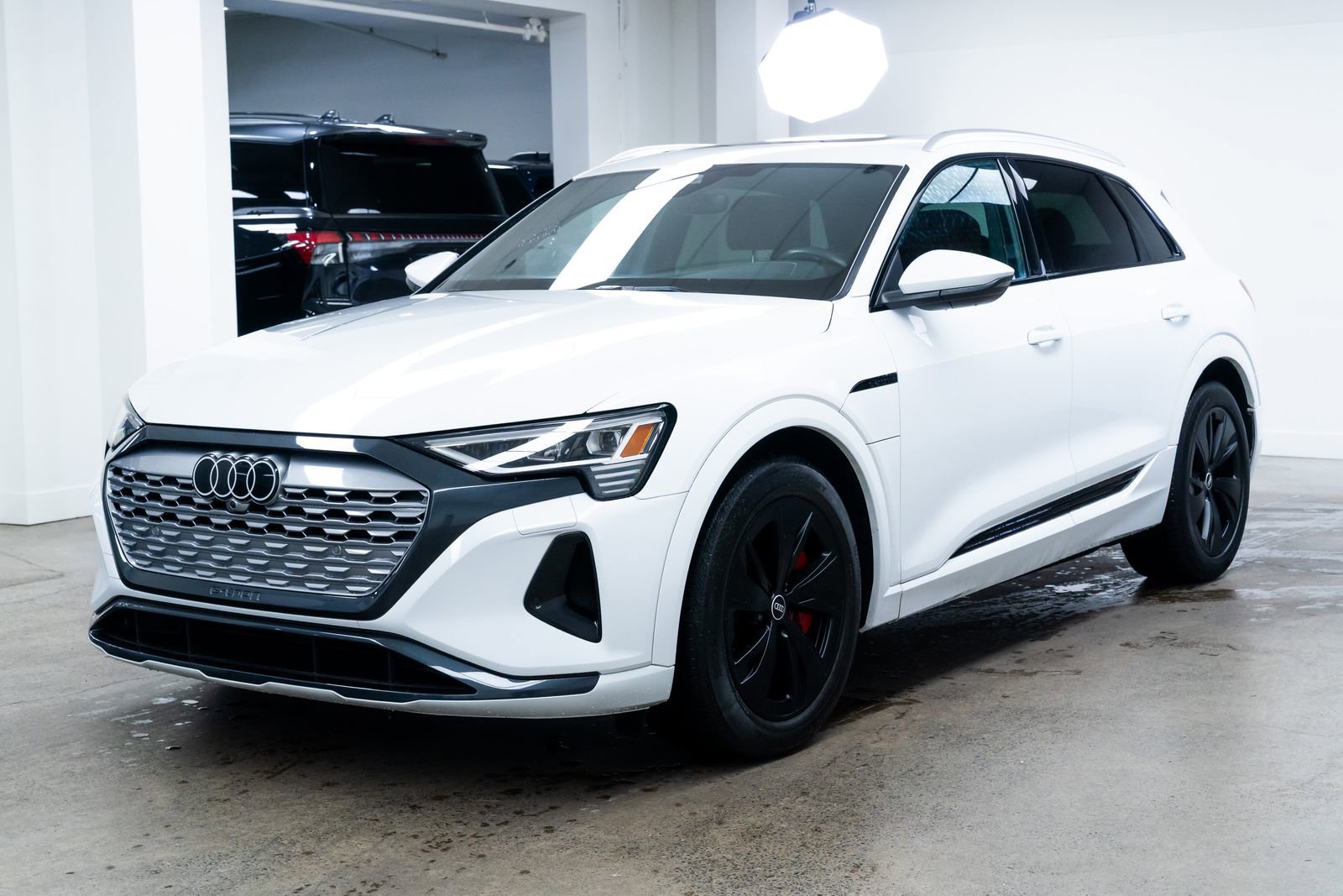 Used 2024 Audi Q8 e-tron Premium image 3