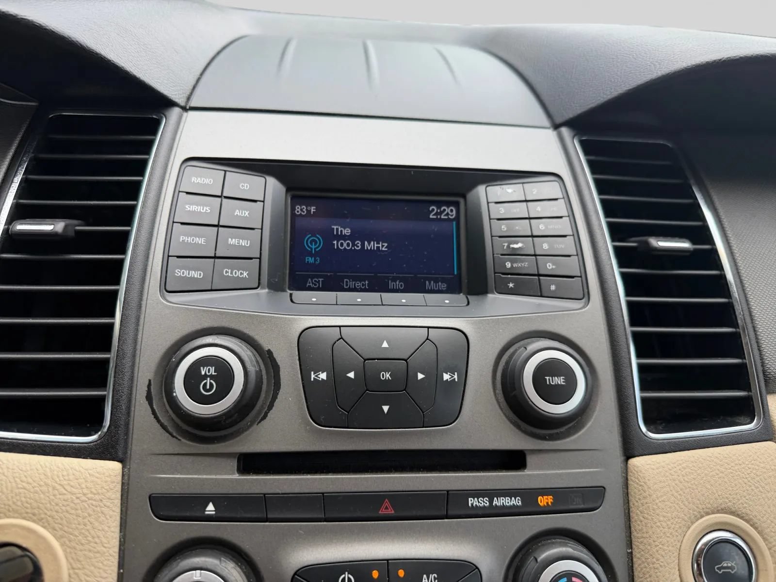 Used 2014 Ford Taurus SE FWD image 21