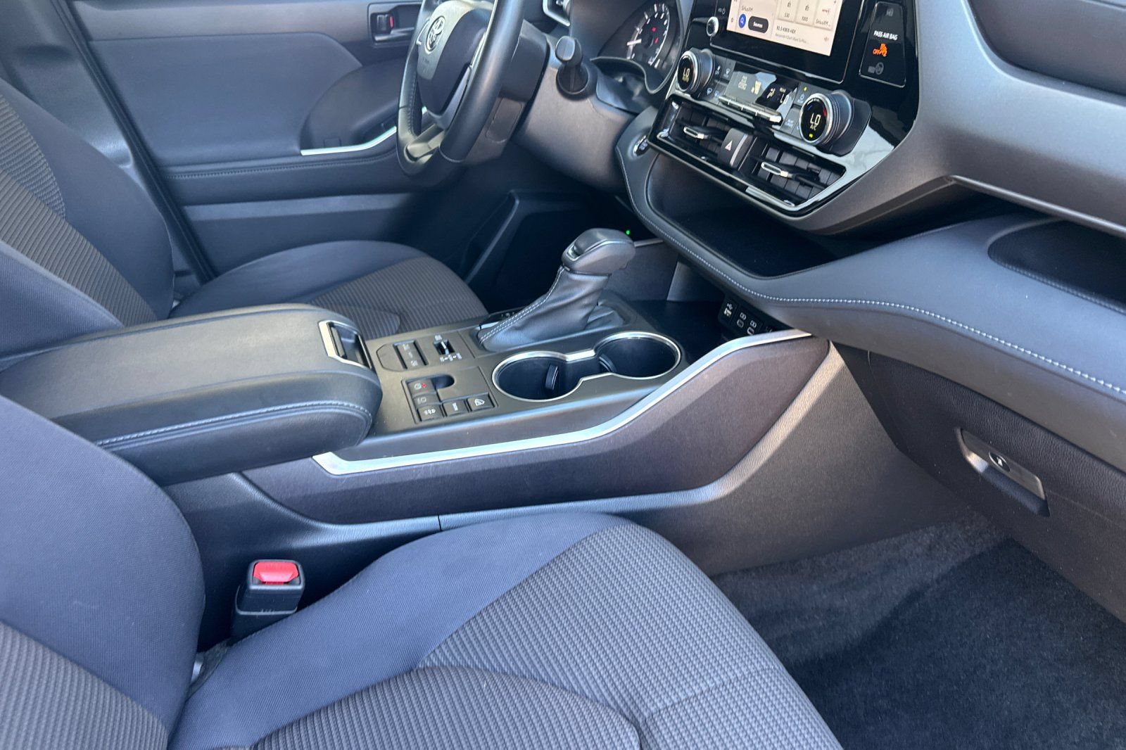 Used 2023 Toyota Highlander LE AWD/4WD image 18