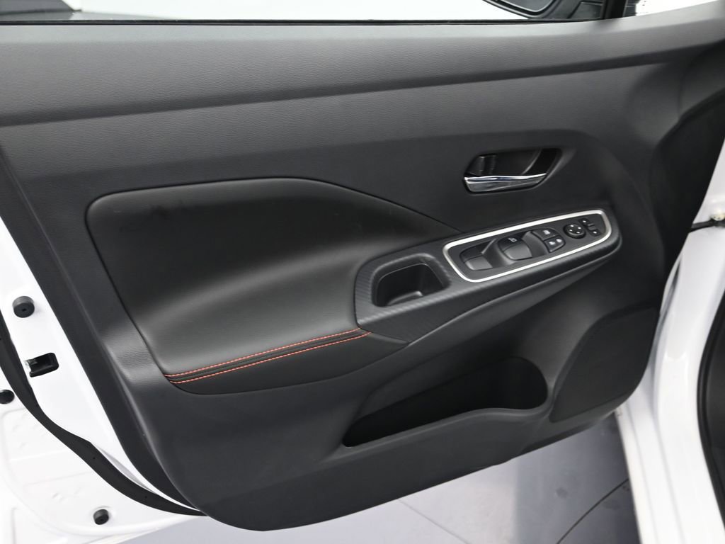 New 2025 Nissan Versa SR w/ Trunk Package FWD image 9