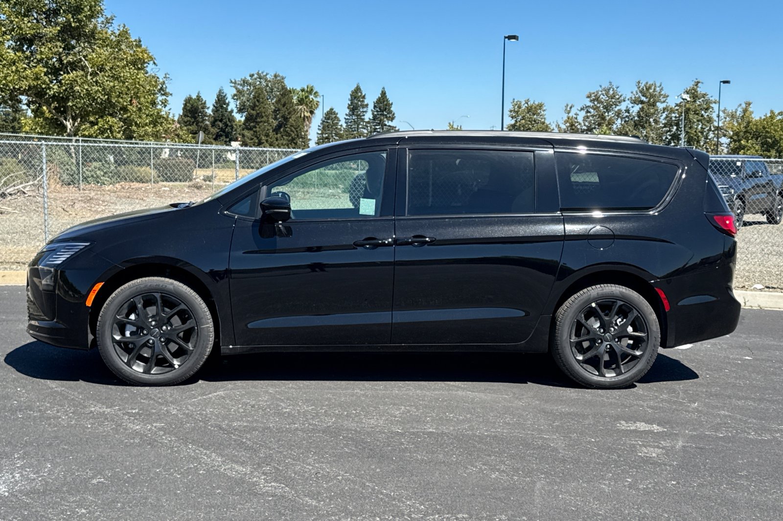 New 2027 Chrysler Pacifica Limited AWD/4WD image 6