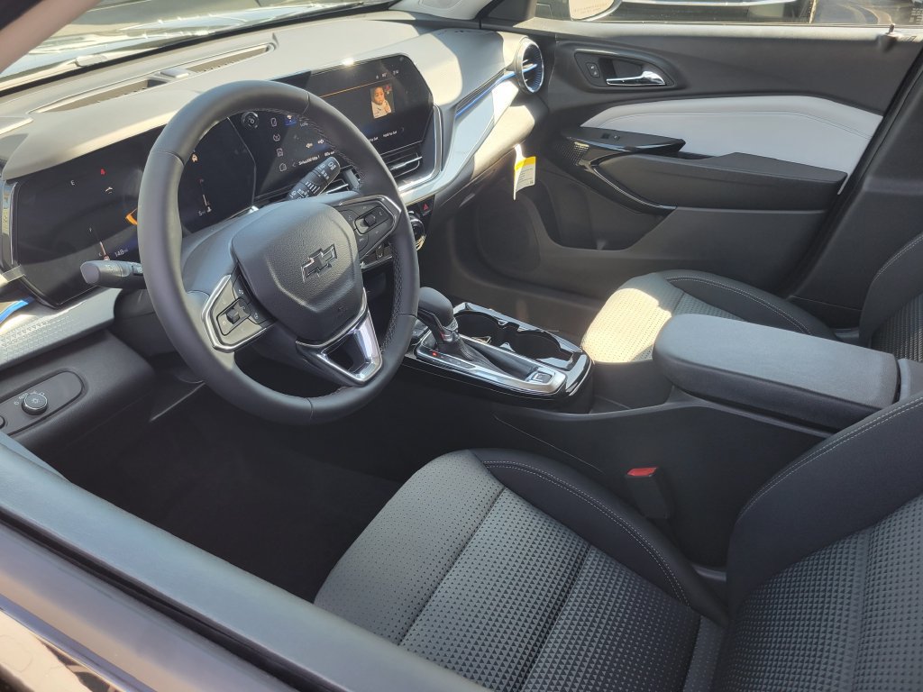 New 2026 Chevrolet Trax LT w/ Driver Confidence Package FWD image 3