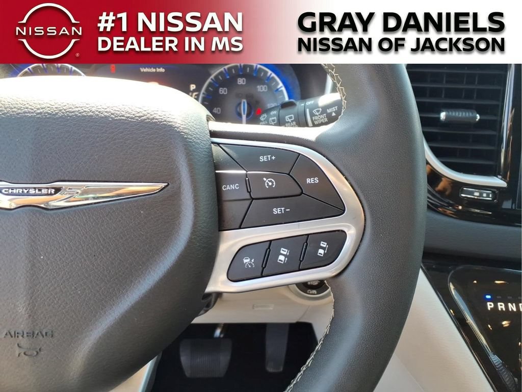 Used 2024 Chrysler Pacifica Touring-L FWD image 15
