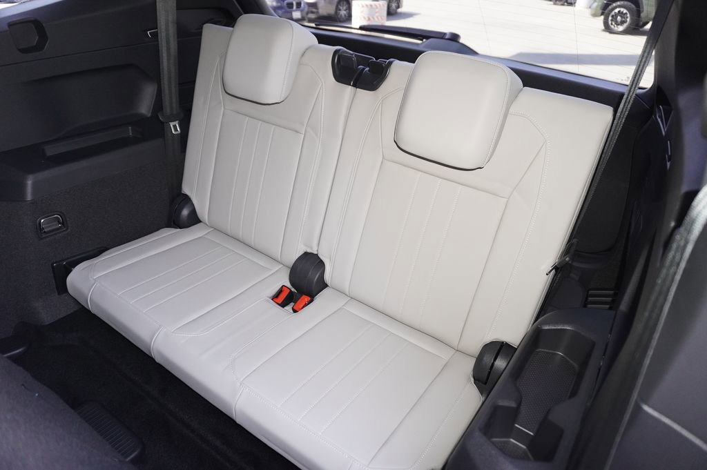 Used 2023 Volkswagen Tiguan SE R-Line image 9