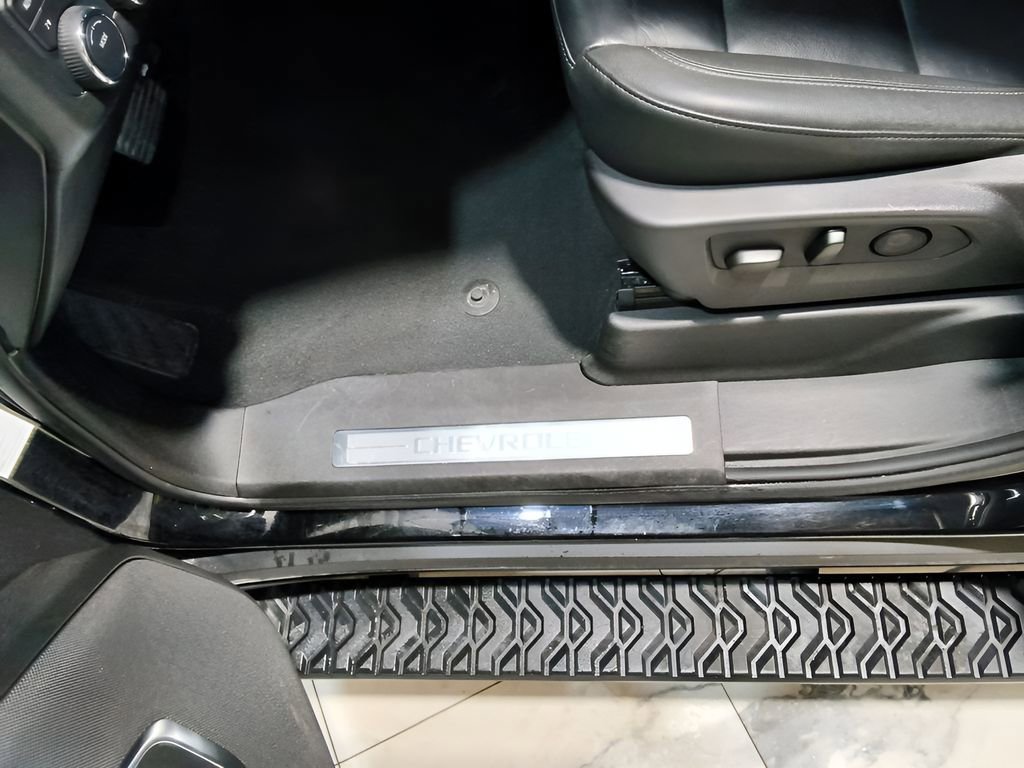 Used 2025 Chevrolet Suburban Z71 AWD/4WD image 14