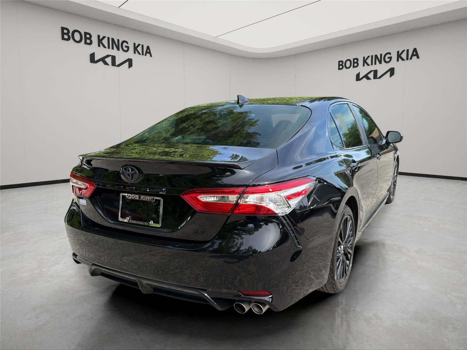 Used 2019 Toyota Camry SE FWD image 5