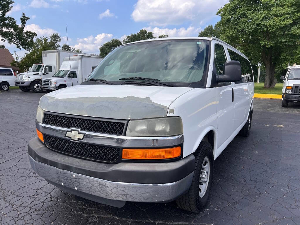 Used 2009 Chevrolet Express 3500 Extended Passenger w/ LT Preferred Equipment Group image 2