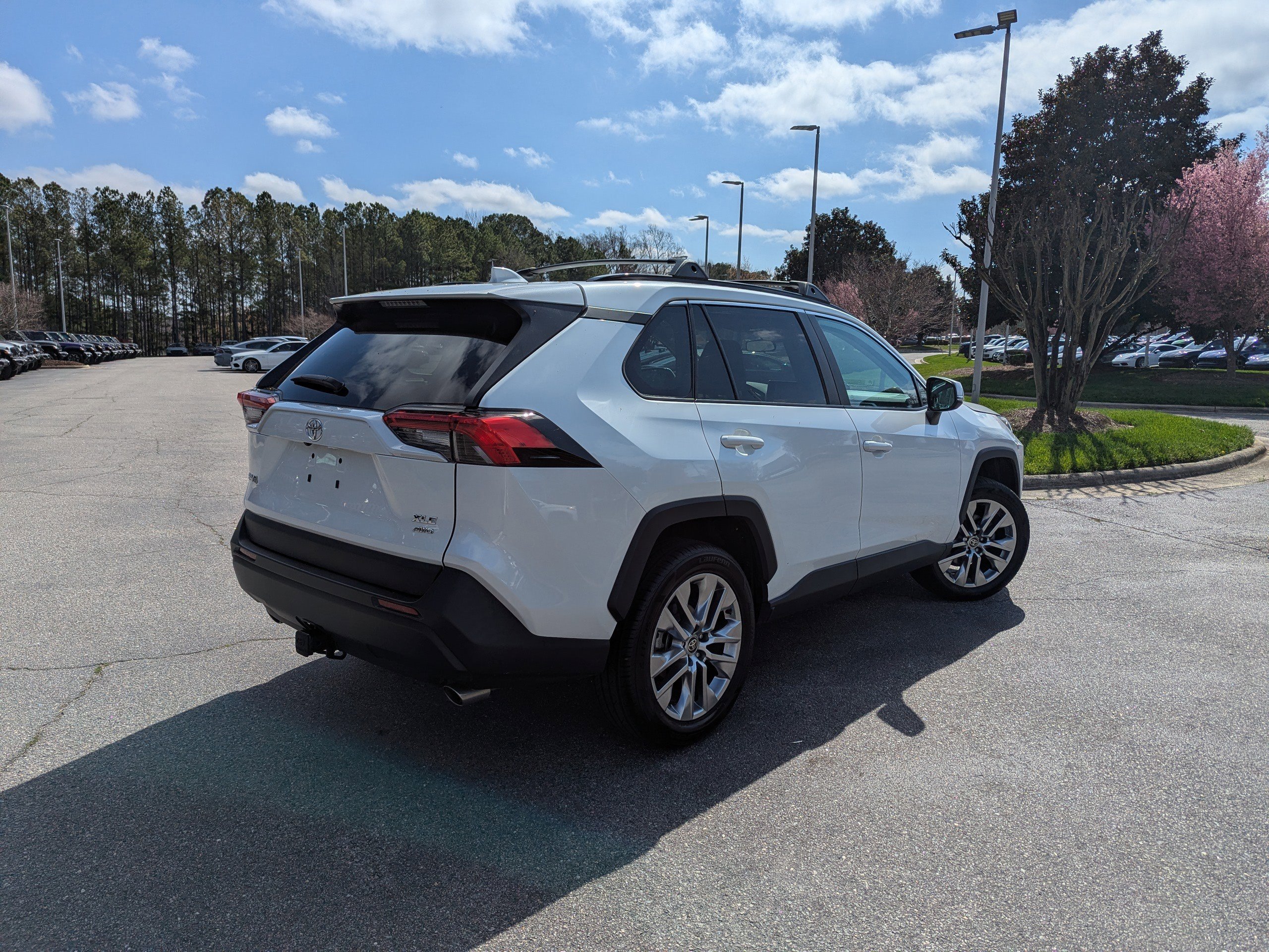 Used 2023 Toyota RAV4 XLE Premium image 5