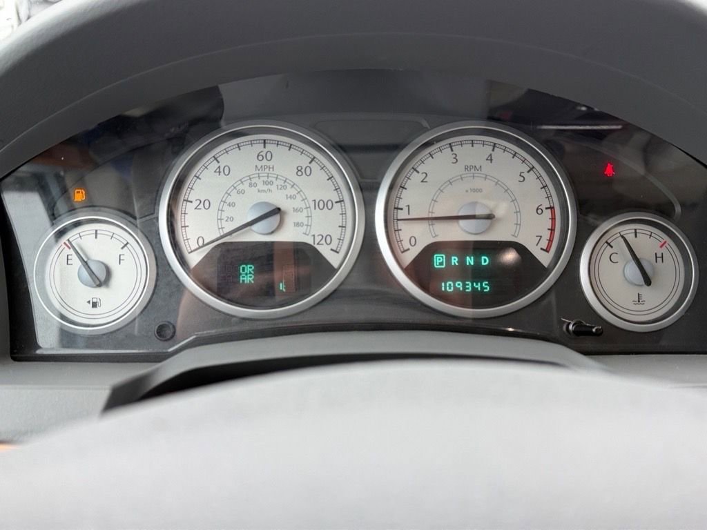 Used 2010 Chrysler Town & Country Limited image 18