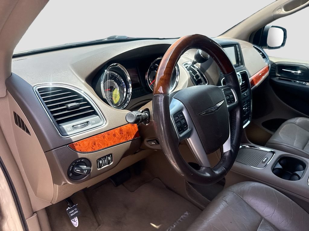 Used 2013 Chrysler Town & Country Limited w/ Luxury Group FWD image 10