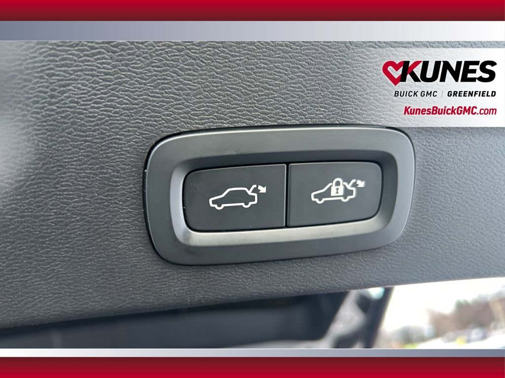 Used 2024 Volvo XC40 B5 Core image 39