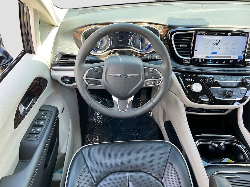 Used 2023 Chrysler Pacifica Limited w/ Uconnect Theater Family Group image 24