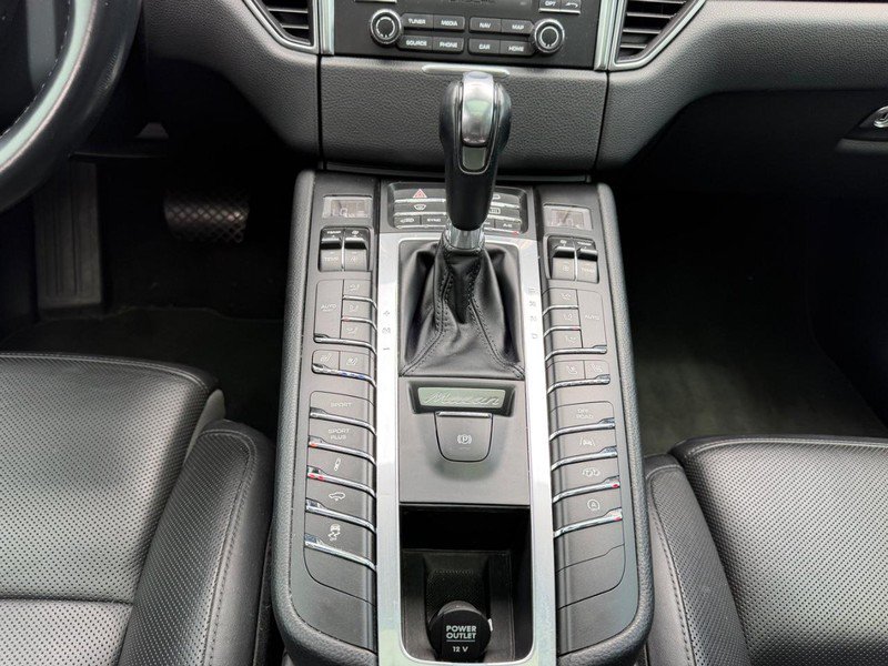 Used 2018 Porsche Macan Sport Edition AWD/4WD image 17