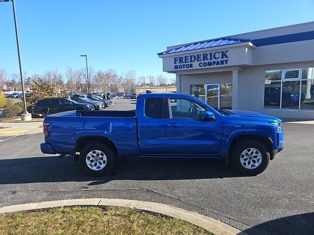 Used 2024 Nissan Frontier SV image 3