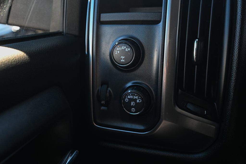 Used 2018 Chevrolet Silverado 1500 LT w/ All Star Edition image 39