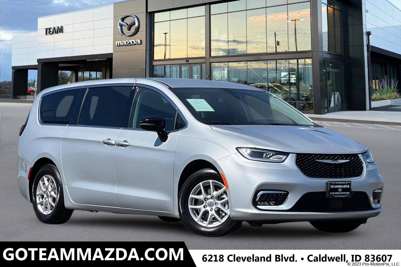 Used 2024 Chrysler Pacifica Touring-L FWD image 1