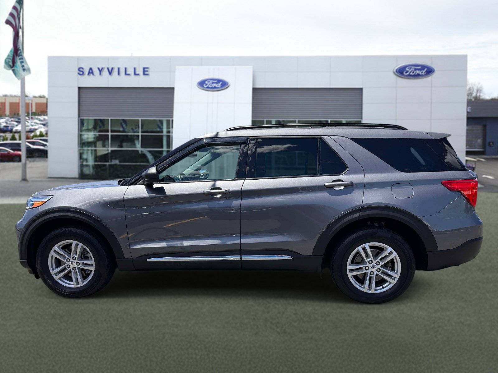 Used 2021 Ford Explorer XLT AWD/4WD image 2