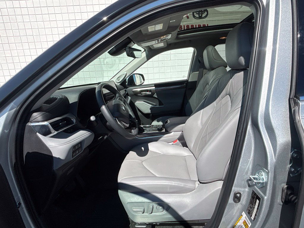 Used 2025 Toyota Highlander Platinum AWD/4WD image 4