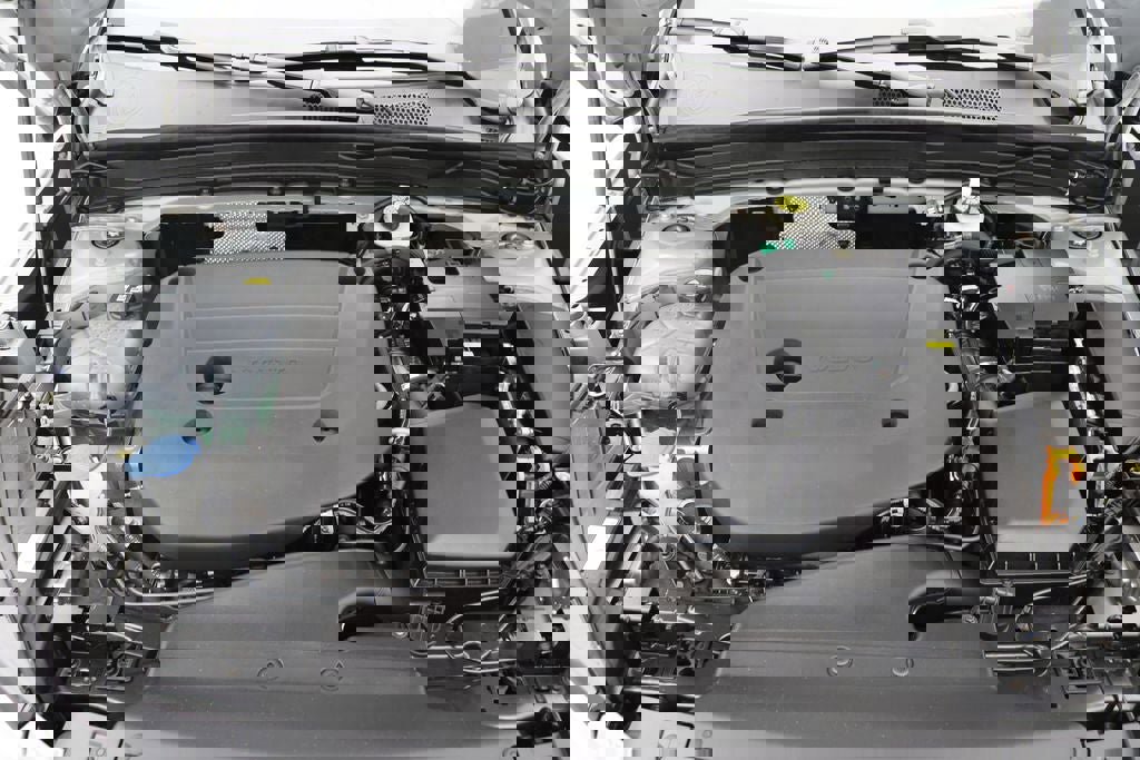 Used 2025 Volvo XC40 B5 Plus image 11