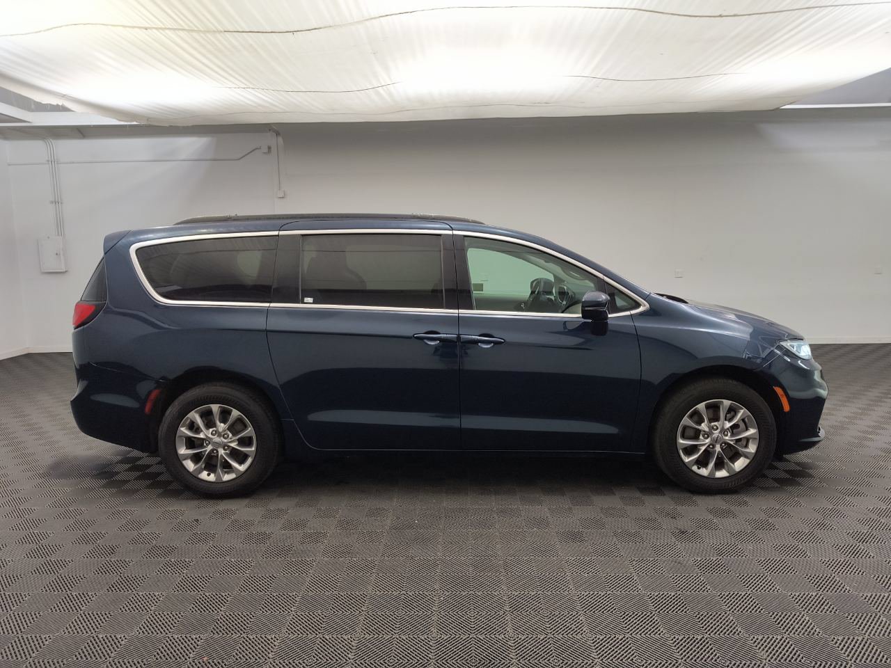 Used 2022 Chrysler Pacifica Touring-L AWD/4WD image 8