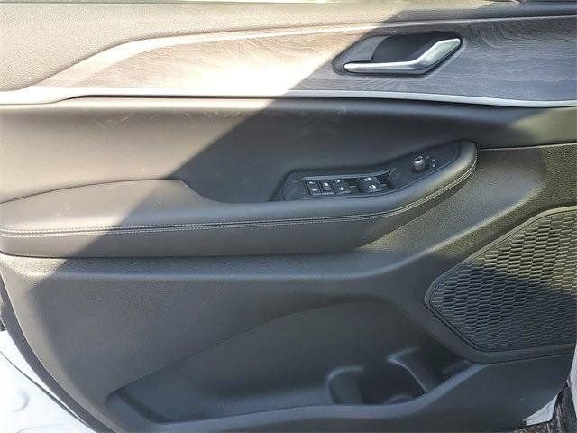 New 2026 Jeep Grand Cherokee Altitude AWD/4WD image 16