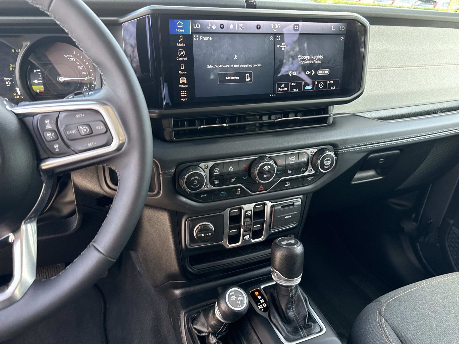 Used 2025 Jeep Wrangler Sahara image 26