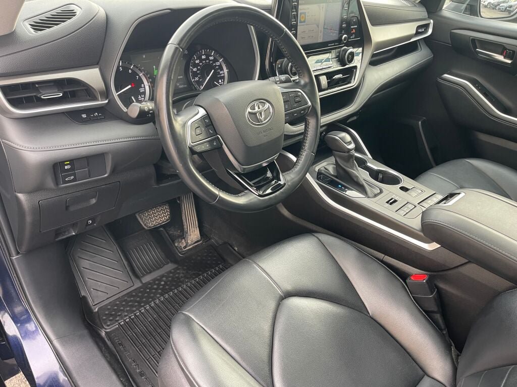 Used 2021 Toyota Highlander XLE AWD/4WD image 5