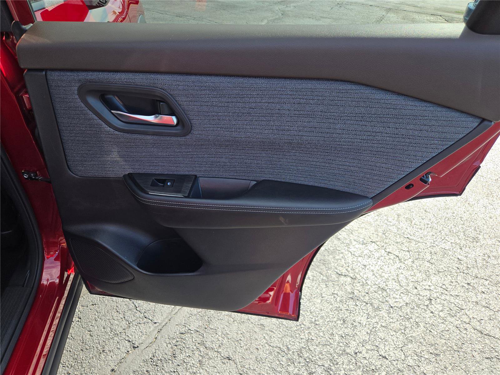 Used 2023 Nissan Rogue SV image 9