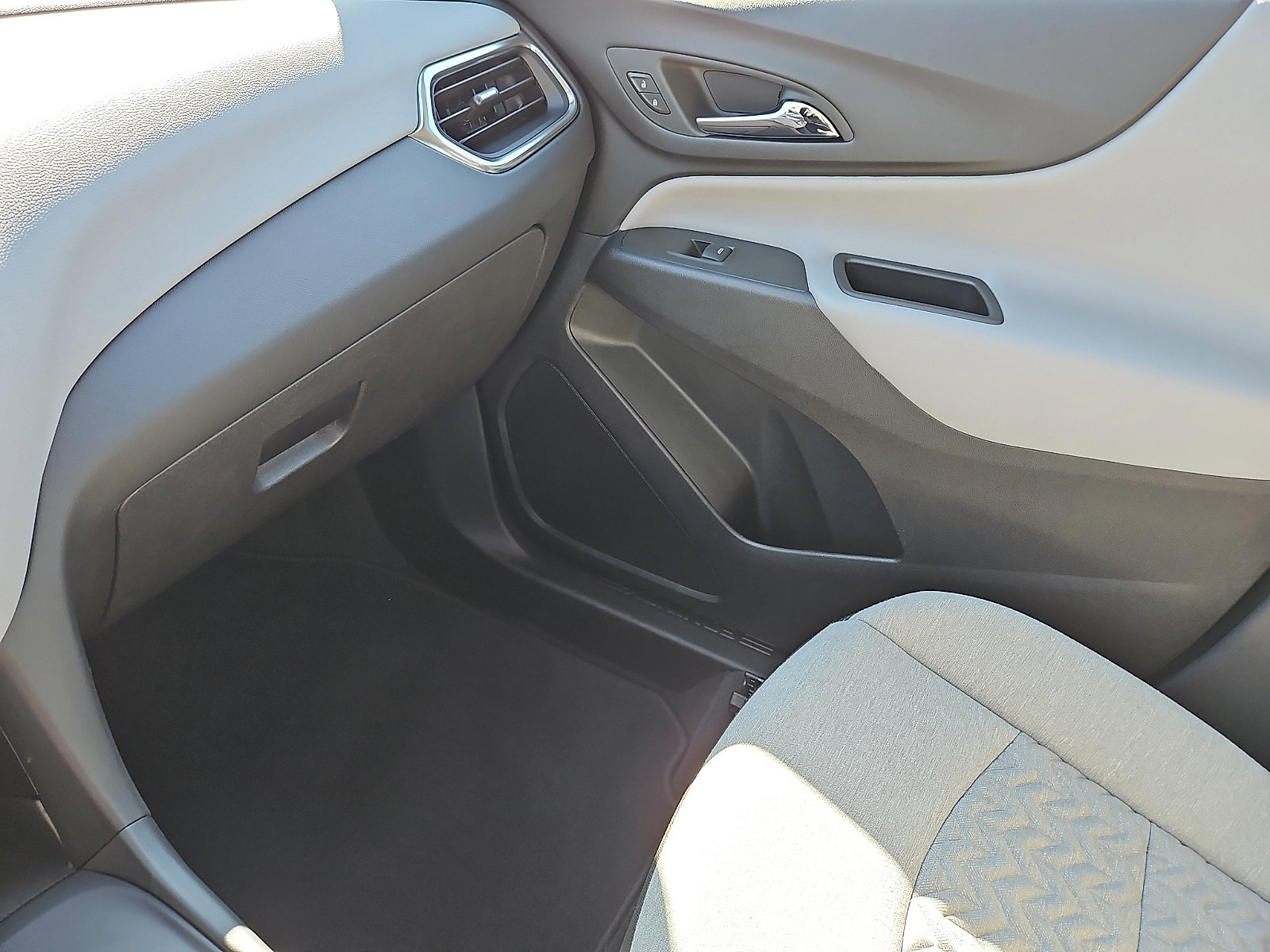 Used 2024 Chevrolet Equinox LS image 25