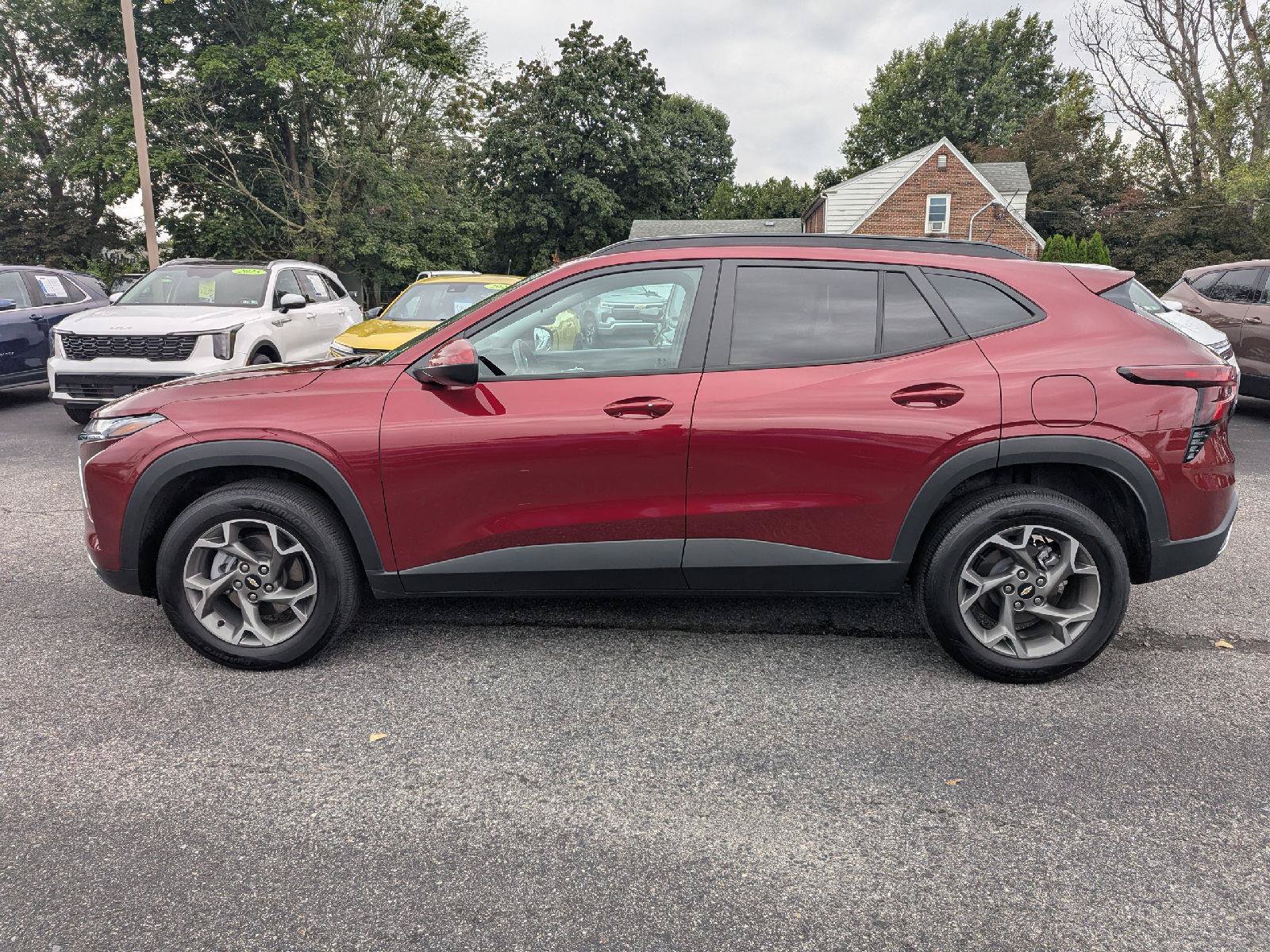 Used 2025 Chevrolet Trax LT w/ Driver Confidence Package FWD image 4