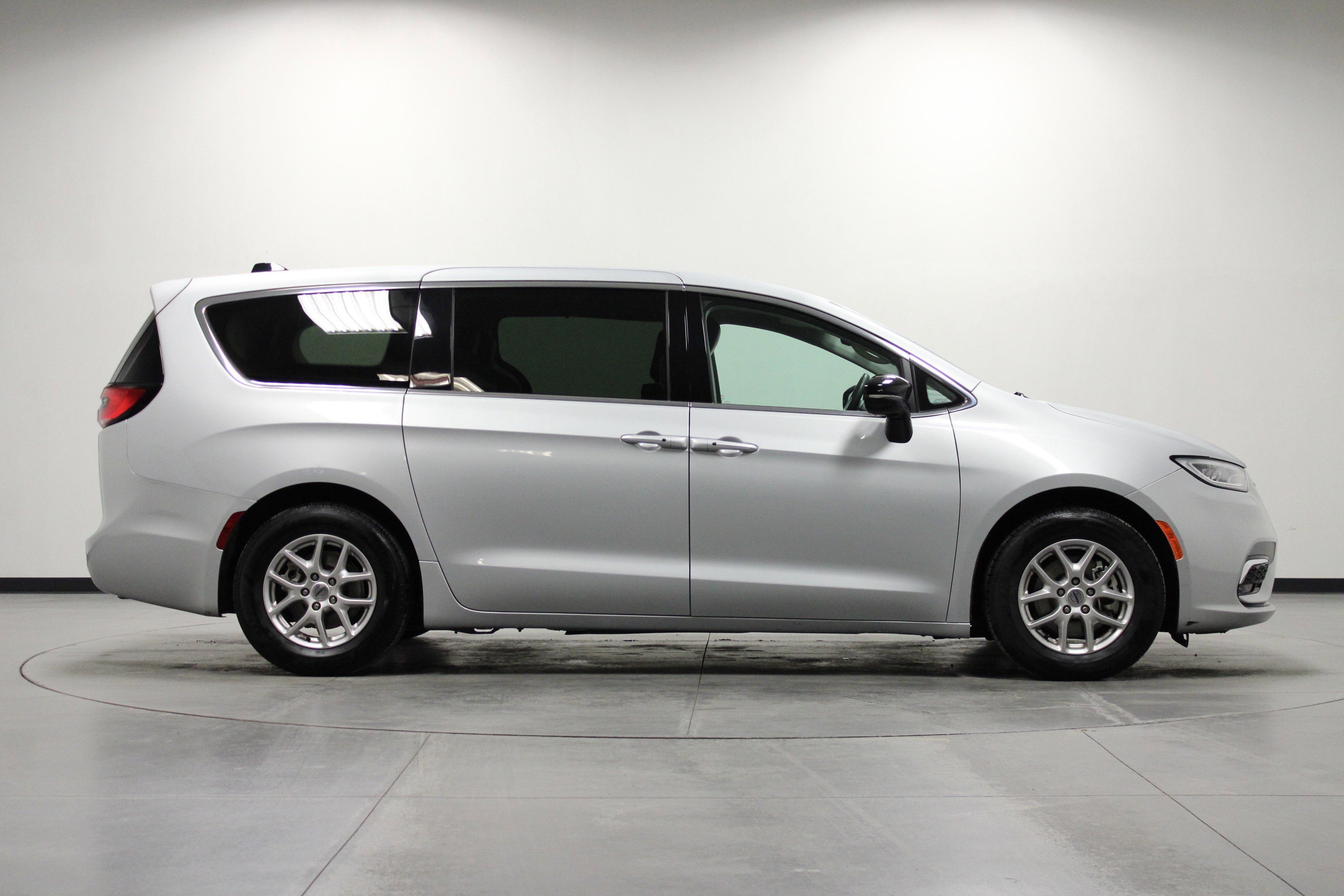 Used 2024 Chrysler Pacifica Touring-L image 3