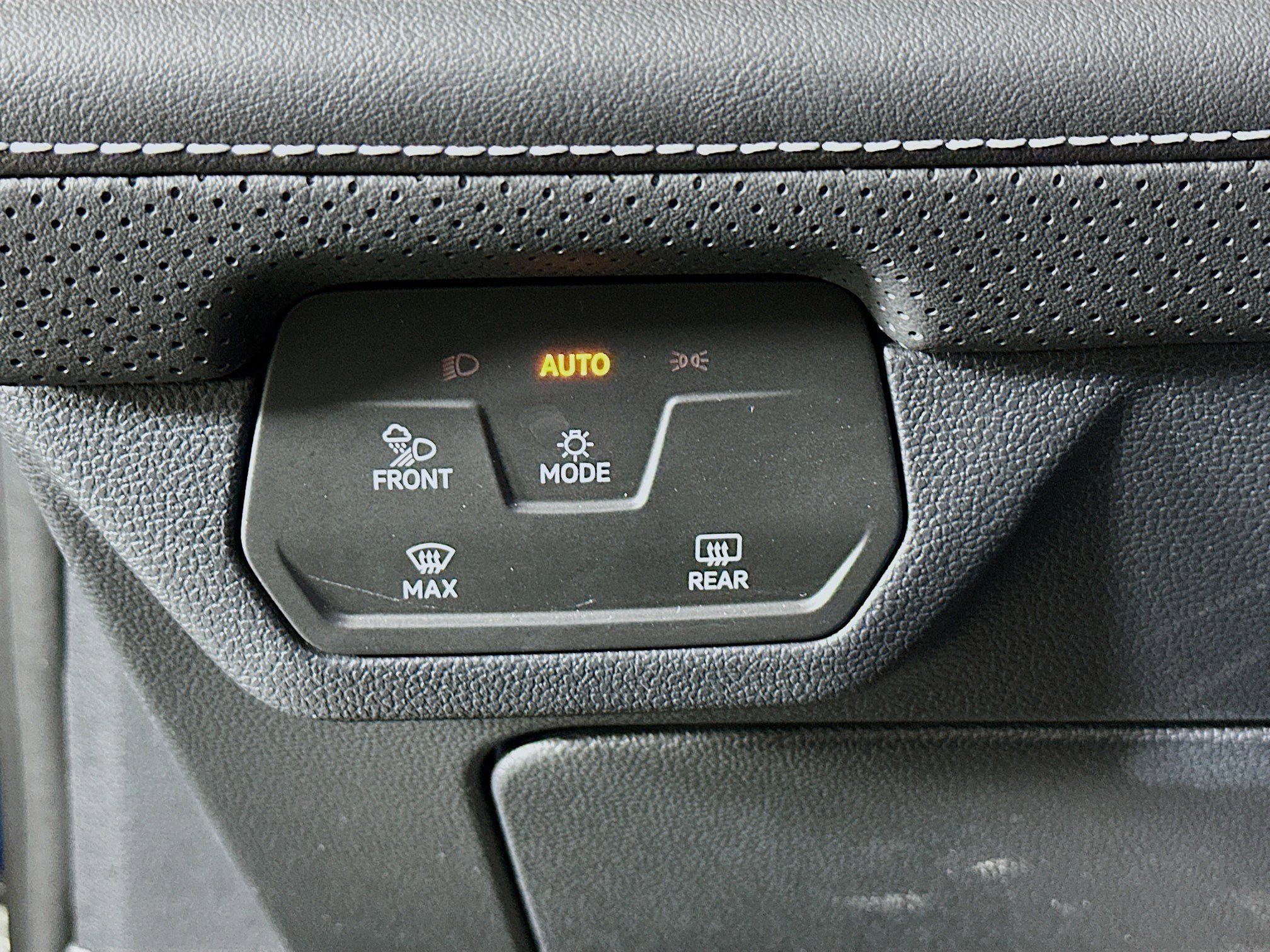 Used 2025 Volkswagen Atlas Cross Sport SE image 16