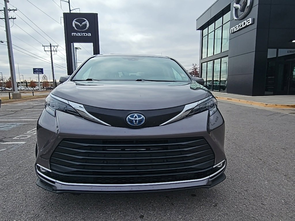 Used 2024 Toyota Sienna XLE image 28