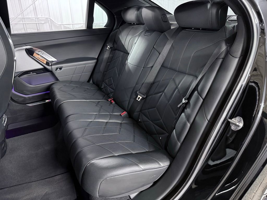 Used 2023 BMW 760i xDrive w/ Executive Package image 34