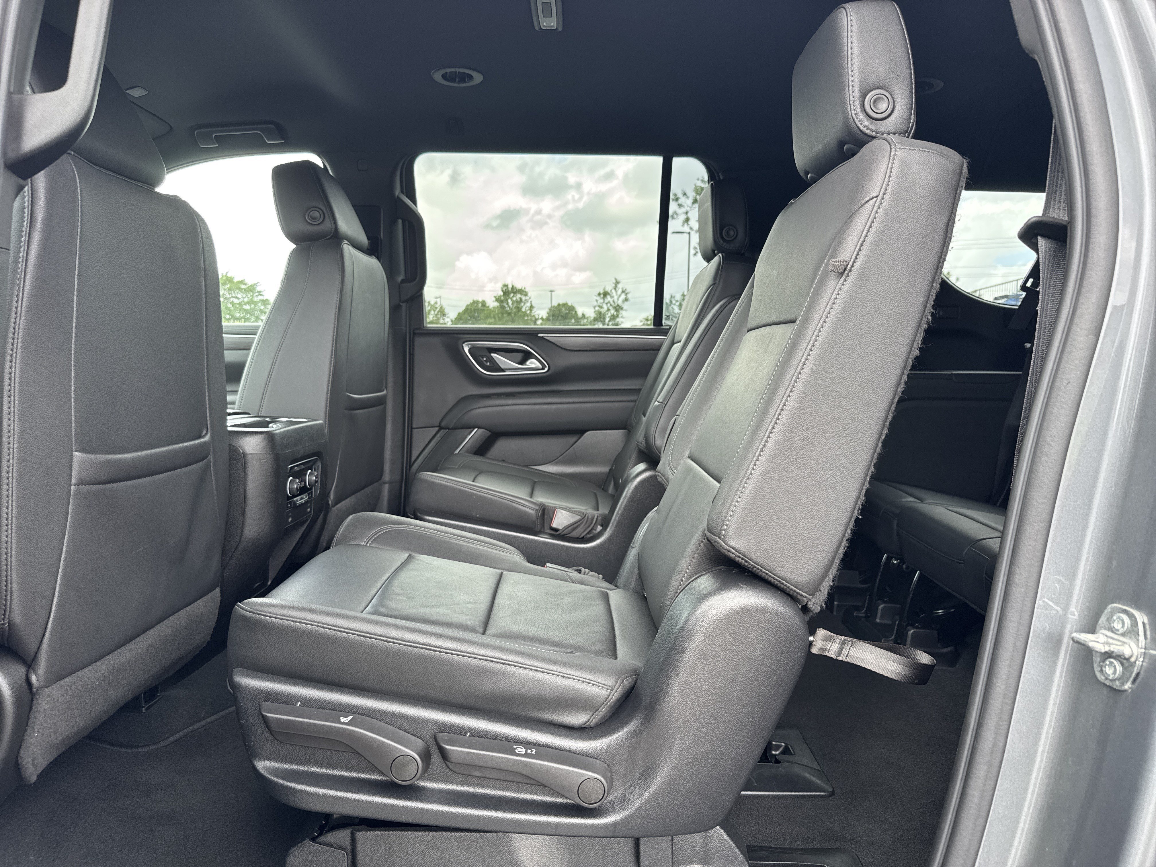 Used 2022 Chevrolet Suburban LT w/ Luxury Package AWD/4WD image 31