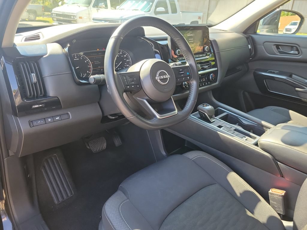 Used 2025 Nissan Pathfinder SV FWD image 21