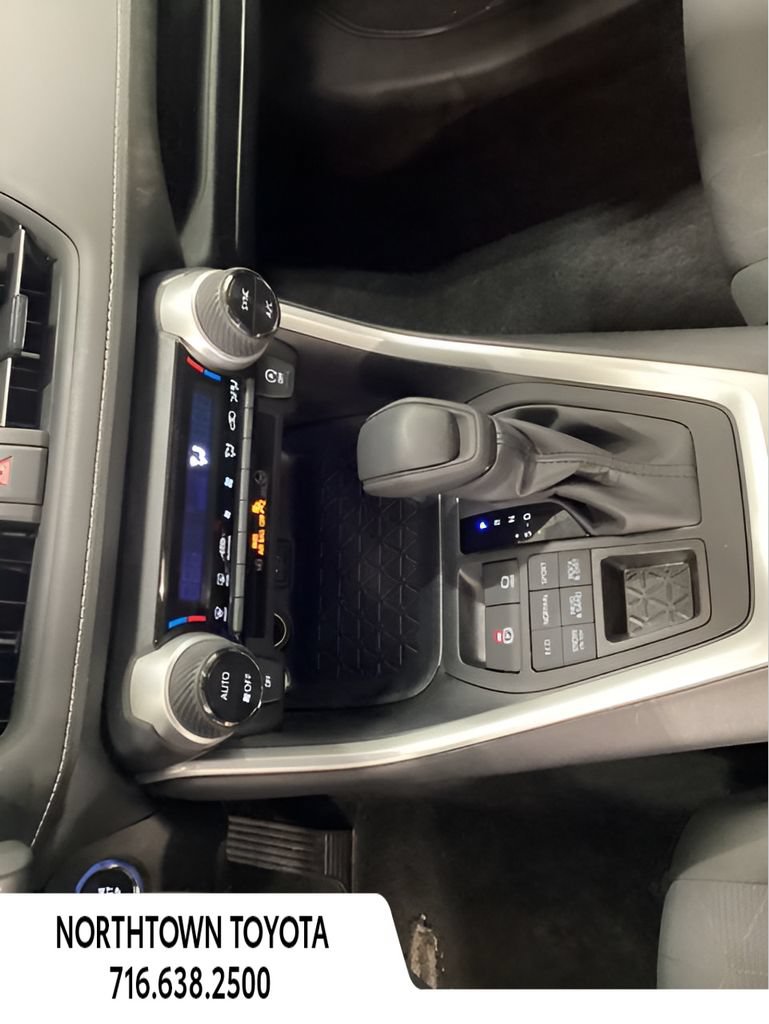 Used 2025 Toyota RAV4 XLE AWD/4WD image 27