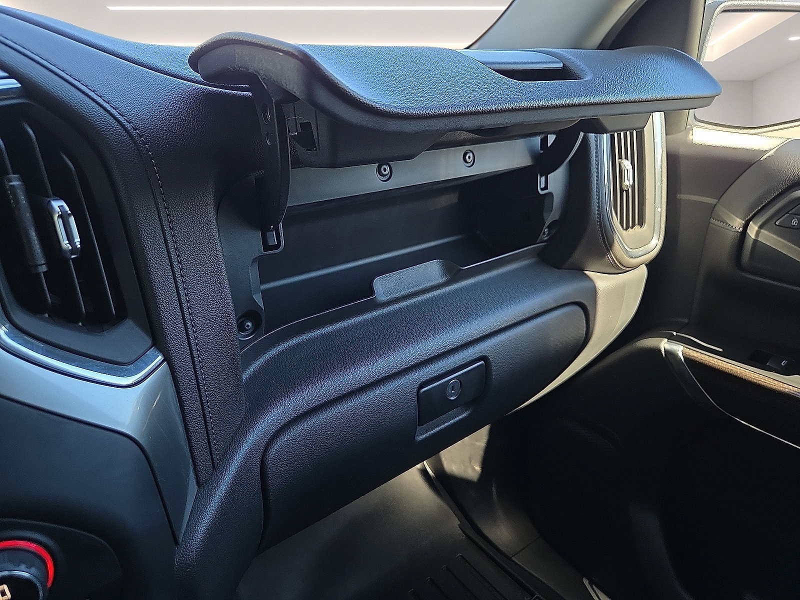 Used 2019 Chevrolet Silverado 1500 LT w/ All-Star Edition AWD/4WD image 22