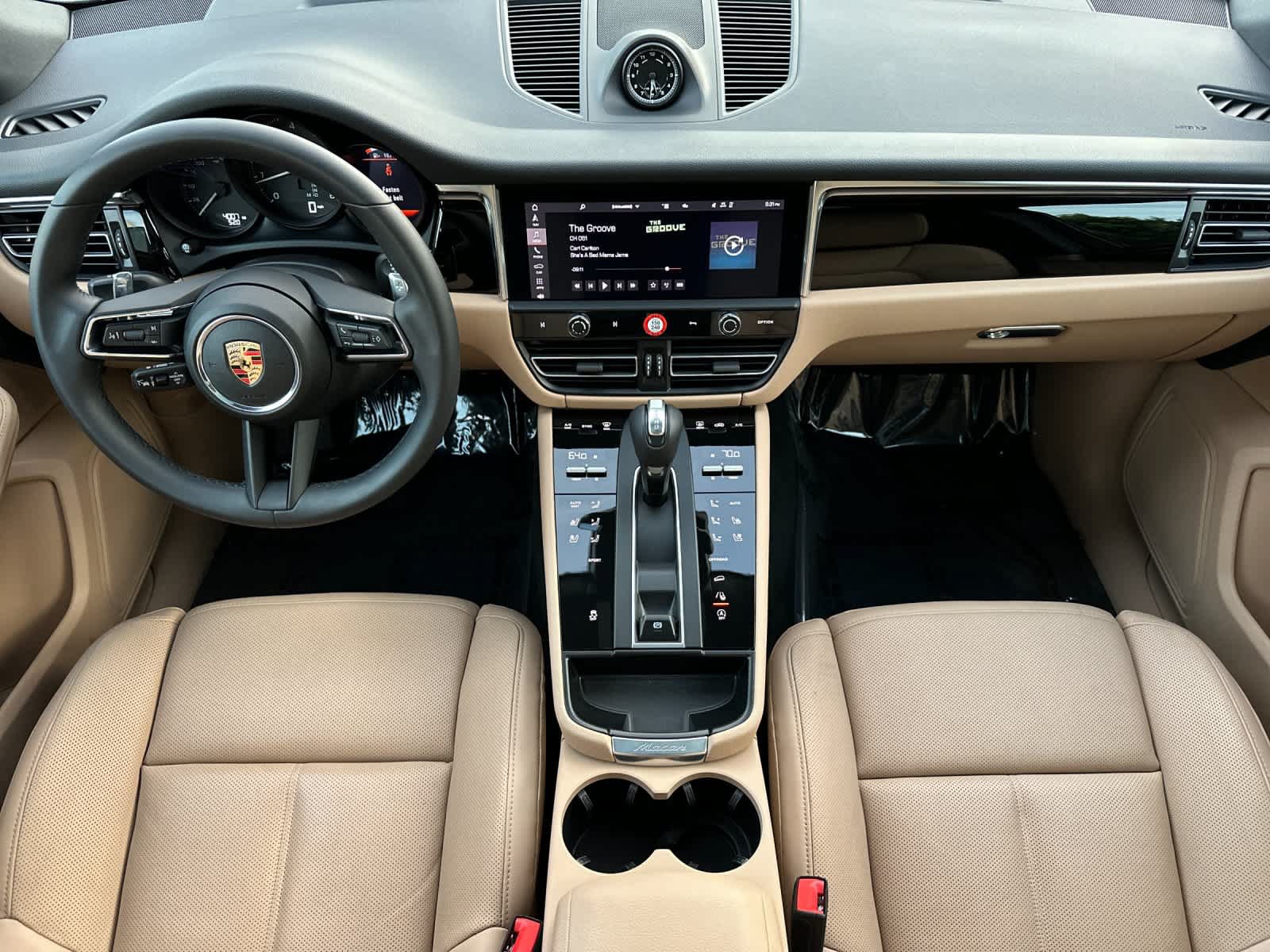Certified 2025 Porsche Macan AWD/4WD image 6