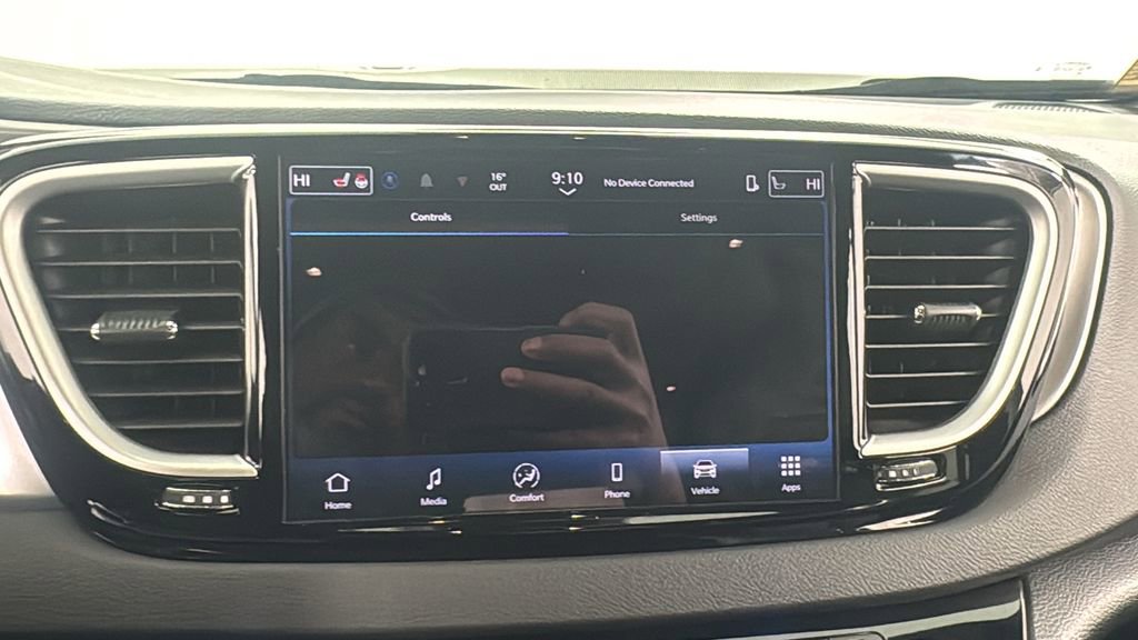 Used 2025 Chrysler Pacifica Select image 27