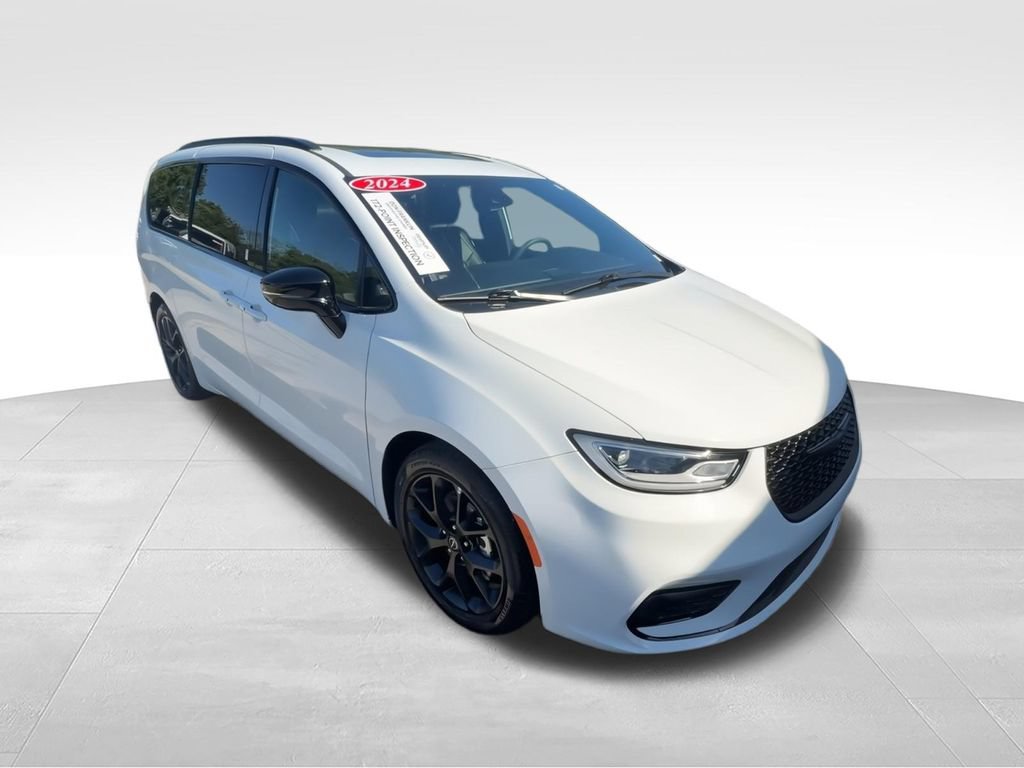 Used 2025 Chrysler Pacifica Limited FWD image 2