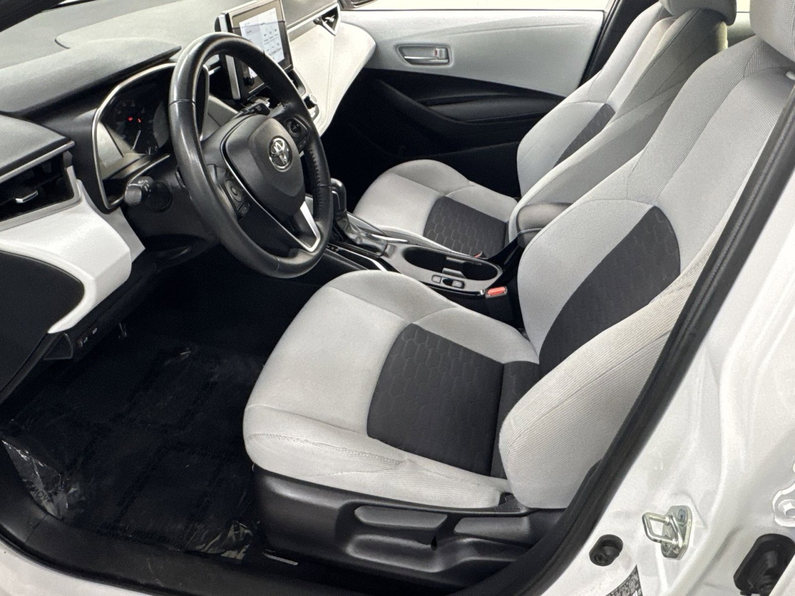 Used 2023 Toyota Corolla SE image 2