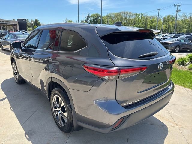 Used 2021 Toyota Highlander XLE AWD/4WD image 4