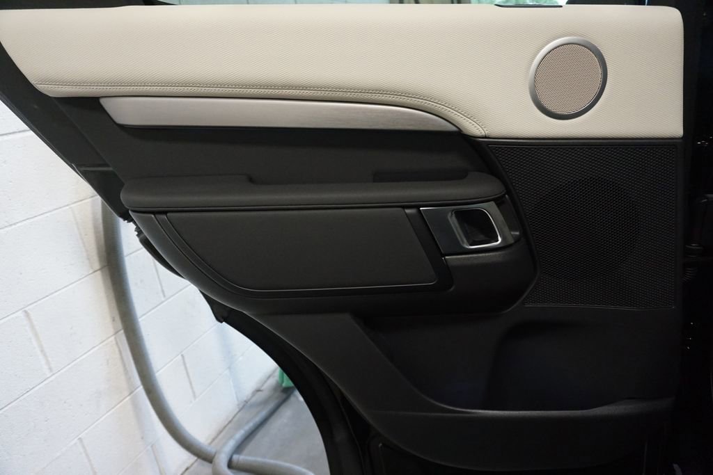 New 2025 Land Rover Discovery Dynamic SE image 28