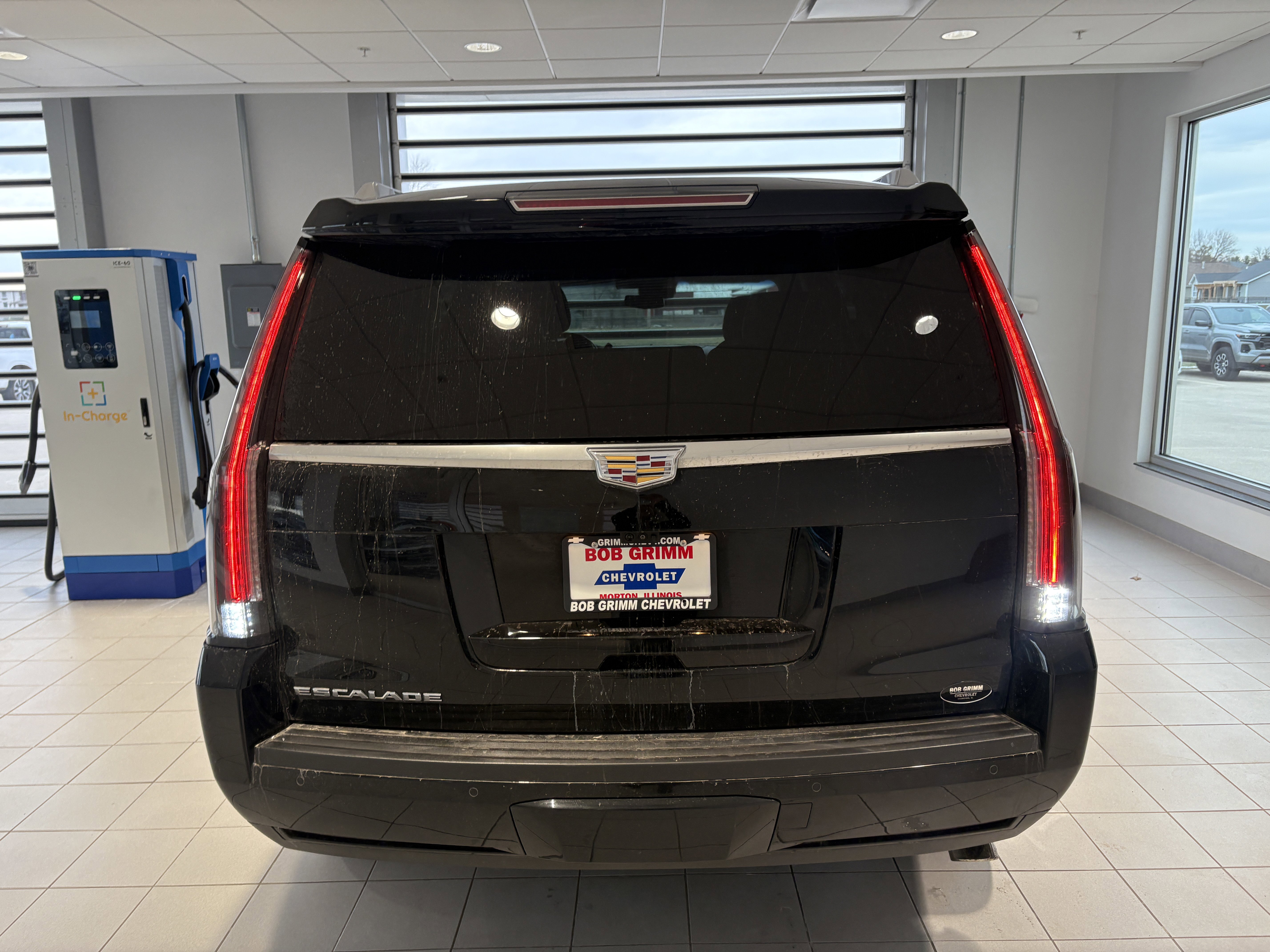 Used 2017 Cadillac Escalade Luxury image 4
