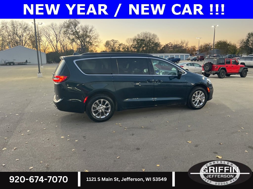 Used 2022 Chrysler Pacifica Touring-L image 9