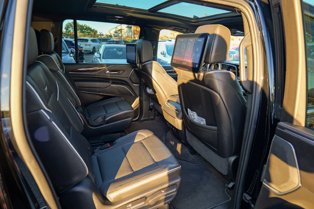 Used 2021 Cadillac Escalade ESV Premium Luxury w/ Driver Assist Tech Package AWD/4WD image 27