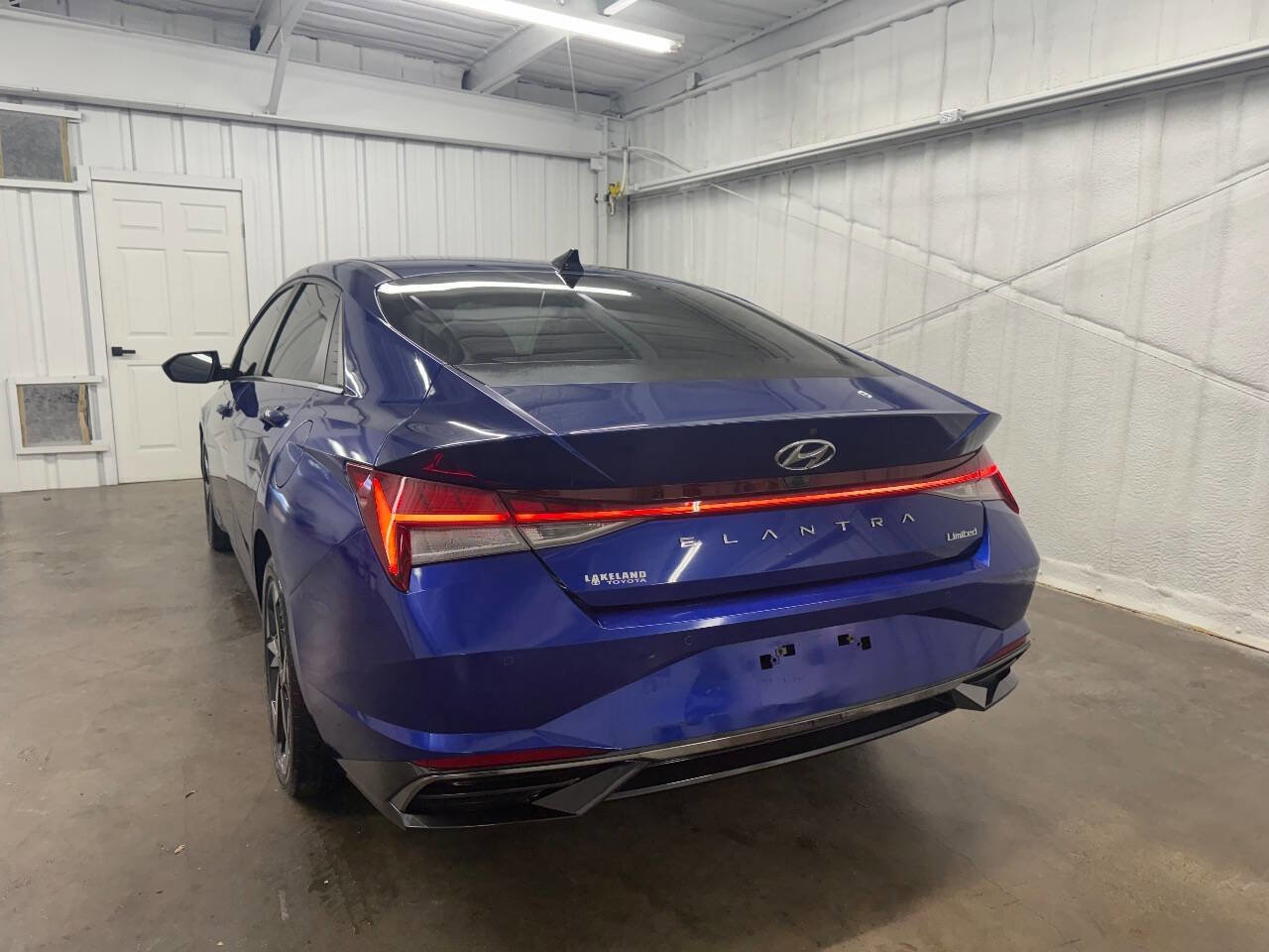 Used 2021 Hyundai Elantra Limited image 11