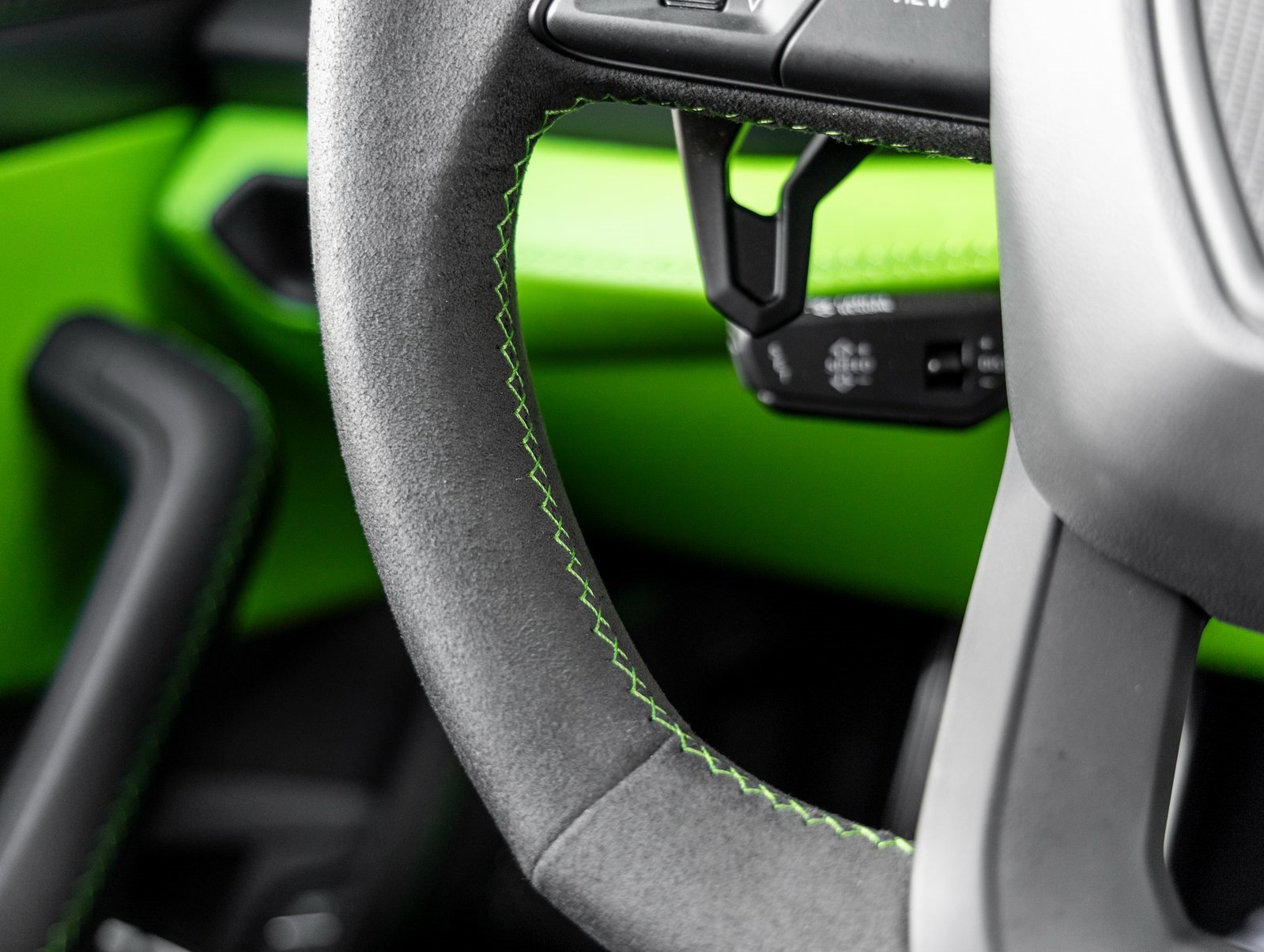 Used 2025 Lamborghini Urus SE image 31