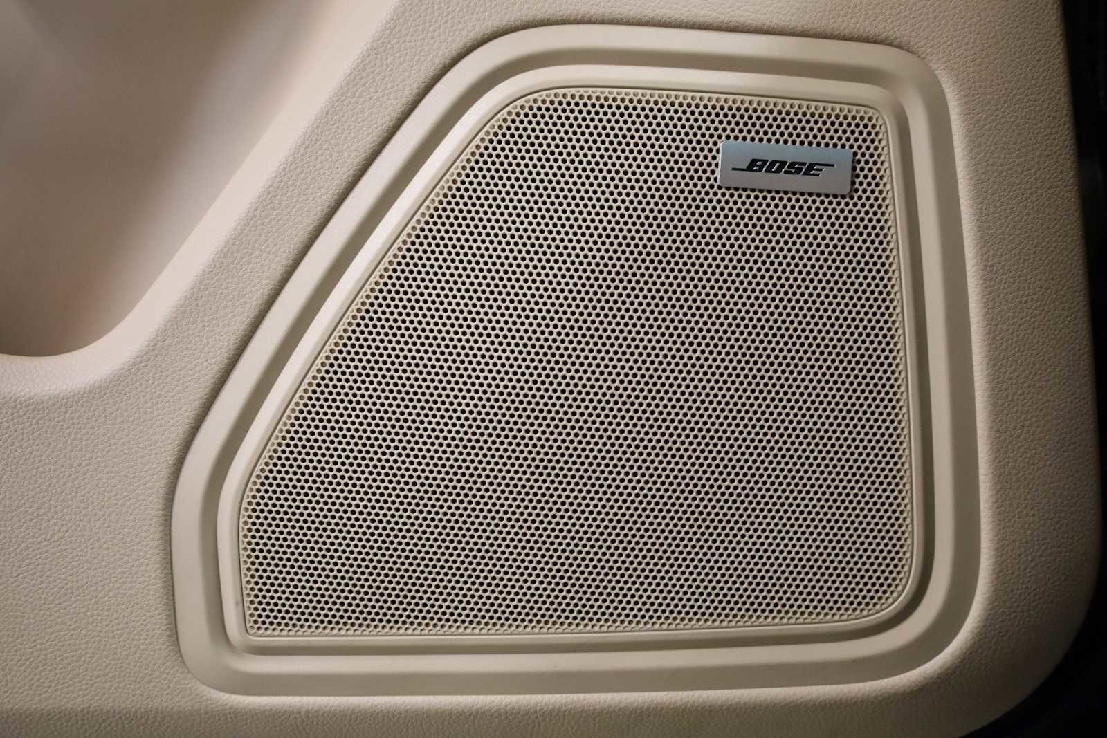 Certified 2024 Porsche Macan AWD/4WD image 17